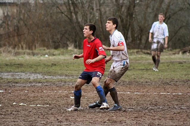 媒体晒花絮：这个球迷把握机会，场边一把抱住了詹姆斯.